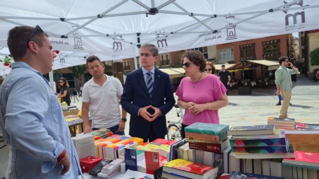 El Ayuntamiento destaca el éxito de la Feria de las Librerías como jornada final de 'Murcia de Cuento' y su impacto en la dinamización cultural y comercial - 3, Foto 3