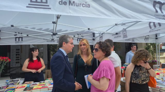 El Ayuntamiento destaca el éxito de la Feria de las Librerías como jornada final de 'Murcia de Cuento' y su impacto en la dinamización cultural y comercial - 4, Foto 4