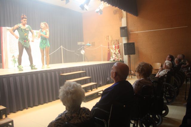 Más de 100 mayores disfrutan de la magia y fantasía del teatro en Barriomar - 1, Foto 1