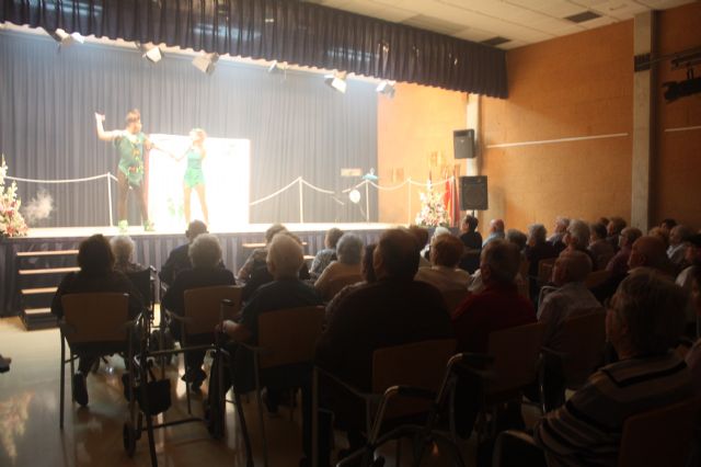 Más de 100 mayores disfrutan de la magia y fantasía del teatro en Barriomar - 2, Foto 2