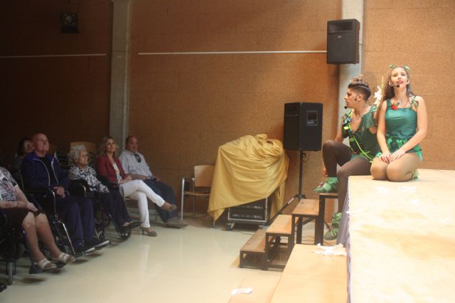 Más de 100 mayores disfrutan de la magia y fantasía del teatro en Barriomar - 5, Foto 5