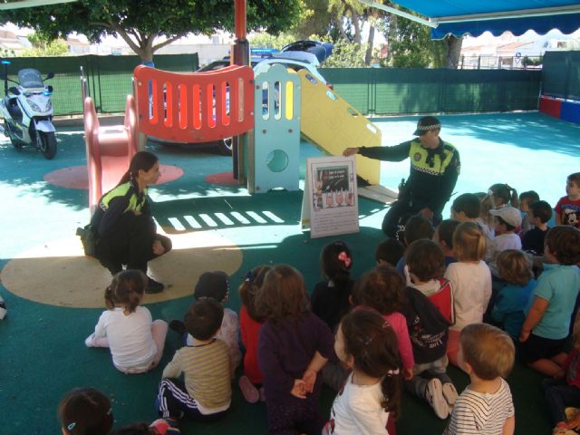 La Policía Local visitó la Escuela de Preescolar de San Javier - 1, Foto 1