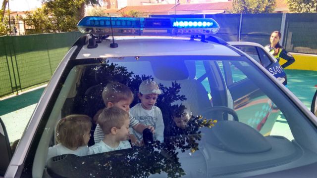 La Policía Local visitó la Escuela de Preescolar de San Javier - 2, Foto 2