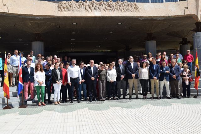 Los diputados del PP presentes en el minuto de silencio en repulsa por el atentado en Manchester - 1, Foto 1
