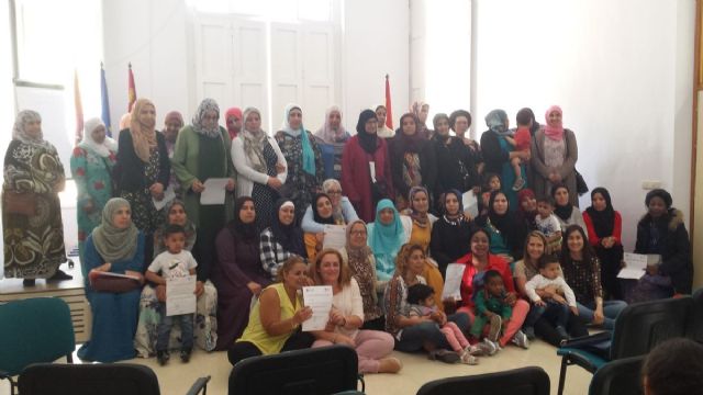 Servicios Sociales clausura los Talleres de Promocion para Mujeres Inmigrantes del curso 2016/17 - 1, Foto 1