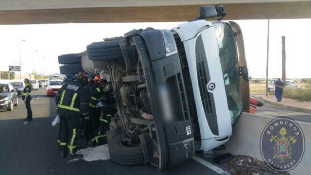 Camion grua vuelca al chocar con un puente en Las Tejeras - 1, Foto 1