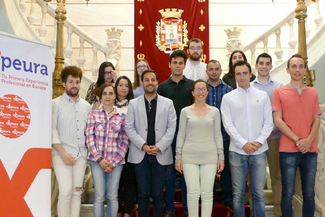 Doce jóvenes de Cartagena preparan las maletas para trabajar en el Reino Unido gracias al programa Expeura - 1, Foto 1
