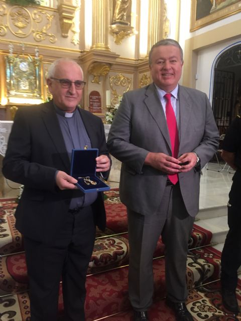 Bernabé ha entregado al parróco de Churra las joyas sustraidas a la Virgen de La Encarnación y recuperadas por la Policía Nacional - 2, Foto 2