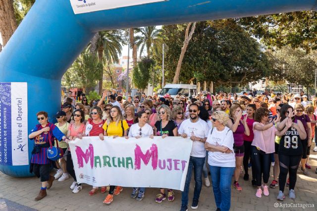 Más de un centenar de mujeres marchan en Cartagena por la investigación de la endometriosis - 1, Foto 1