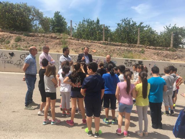 Alumnos del colegio Antonio Díaz de Los Garres plantan árboles en la calle Juan Carlos I de la pedanía - 1, Foto 1