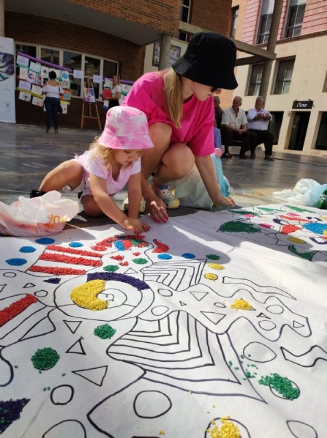 Se celebran actividades en la plaza Balsa Vieja con motivo del Día de la Diversidad Cultural, organizadas por la Fundación Cepaim, Foto 3