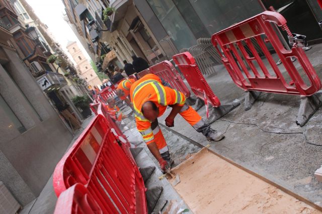 Continúan las obras de instalación del pavimento táctil en la calle Trapería para garantizar la accesibilidad y seguridad de las personas invidentes - 1, Foto 1
