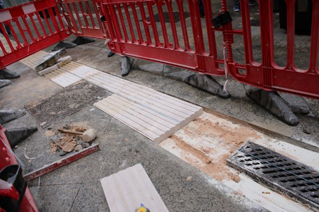 Continúan las obras de instalación del pavimento táctil en la calle Trapería para garantizar la accesibilidad y seguridad de las personas invidentes - 3, Foto 3