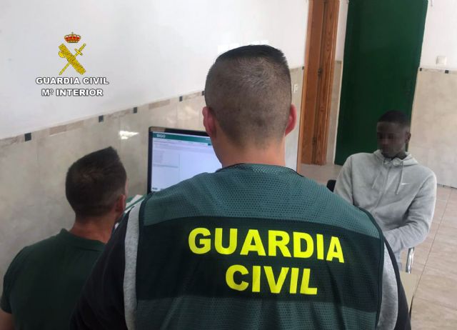 La Guardia Civil desmantela un grupo criminal por estafar más de 87.000 euros a una empresa de Lorca - 1, Foto 1
