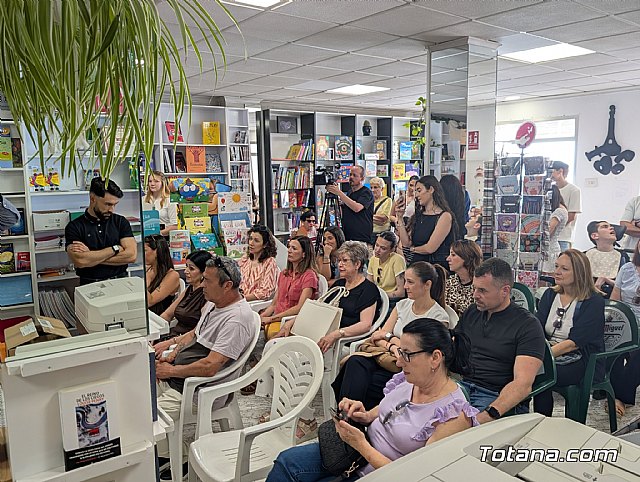 Totana arropa a Raquel Montiel en la presentación de su primera novela: Las casualidades no existen, Foto 3