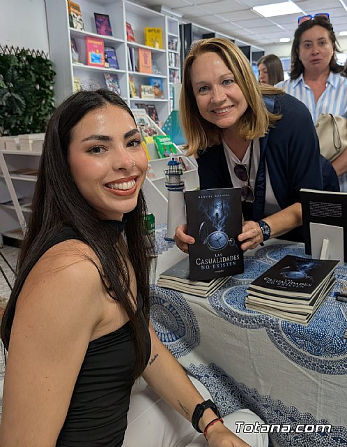 Totana arropa a Raquel Montiel en la presentación de su primera novela: Las casualidades no existen, Foto 5