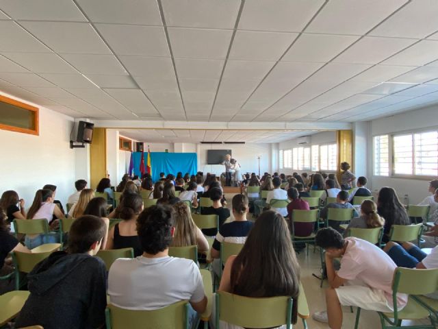 El Ayuntamiento de Murcia acerca el teatro contemporáneo a las aulas con la representación de 'Ausencia', obra ganadora de CreaMurcia 2025 - 2, Foto 2