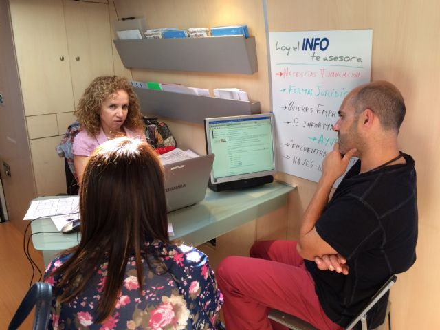 El Info Móvil se encuentra hoy en Jumilla asesorando a ciudadanos emprendedores - 1, Foto 1