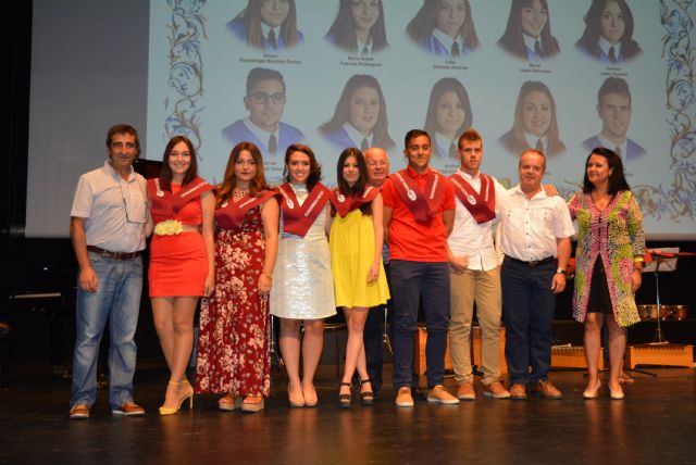 Los alumnos del Alfonso Escámez reciben sus becas en un emotivo acto de graduación - 1, Foto 1