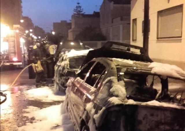 Arden dos vehiculos en Almirante Baldasano - 1, Foto 1