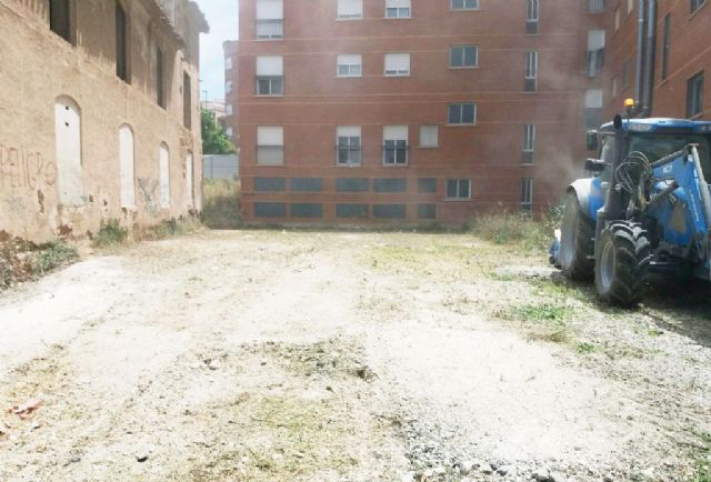 La Concejalía de Servicios lleva a cabo una actuación coordinada de limpieza en los solares municipales - 1, Foto 1