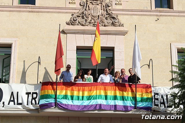 Municipal authorities place the rainbow flag on the balcony of the City Hall to promote tolerance and equality of the LGTB collective, Foto 1