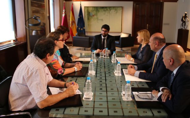 Fernando López Miras se reúne con la pres identa del CERMI y miembros de su junta directiva - 3, Foto 3