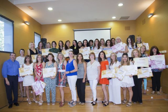 El Centro TENAC clausura su Curso de Quiromasaje para mujeres con la entrega de diplomas - 1, Foto 1
