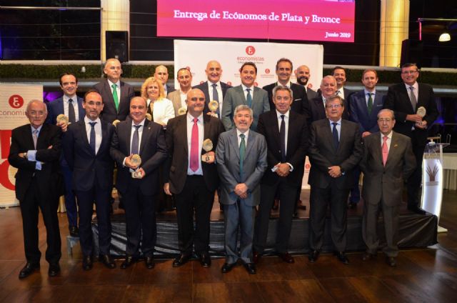 Los economistas de la Región de Murcia han entregado los Ecónomos de Plata y Bronce a los profesionales con 15 y 25 años de ejercicio profesional - 1, Foto 1