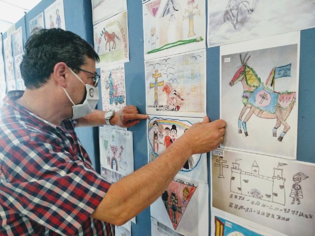 La Casa de Cultura acoge la exposición de trabajos del concurso de dibujo ´Fiestas de la Cruz, este año las vivimos con el corazón´ - 1, Foto 1