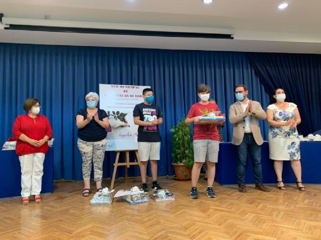 El alcalde entrega los galardones del duodécimo Certamen de Narración 'Premios Ángeles Pascual' organizado por la Red Municipal de Bibliotecas de Lorca - 1, Foto 1