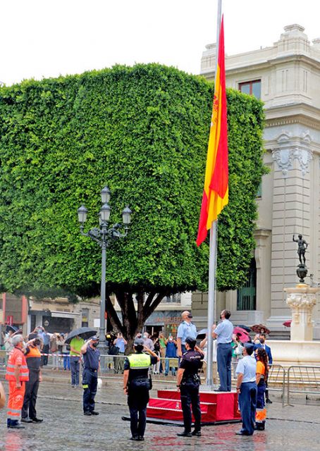 Este izado fue el preludio de la Retreta Militar que se celebró en esa misma plaza - 1, Foto 1