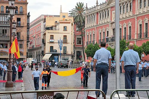 Este izado fue el preludio de la Retreta Militar que se celebró en esa misma plaza - 2, Foto 2