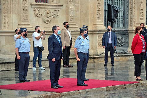 Este izado fue el preludio de la Retreta Militar que se celebró en esa misma plaza - 4, Foto 4