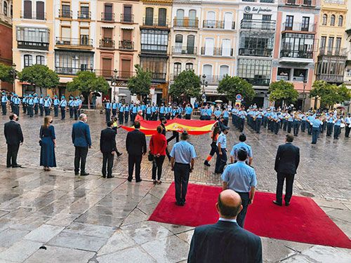 Este izado fue el preludio de la Retreta Militar que se celebró en esa misma plaza - 5, Foto 5