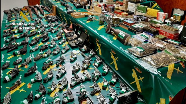 La Guardia Civil desarticula una organización dedicada al tráfico de armas y munición - 2, Foto 2