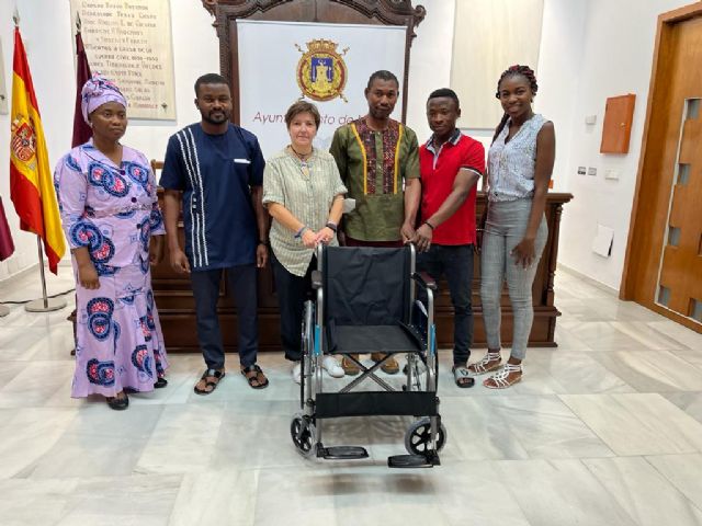 El Ayuntamiento colaborará con la Asociación de Ghaneses de Lorca para el envío de 15 sillas de ruedas a Ghana - 1, Foto 1