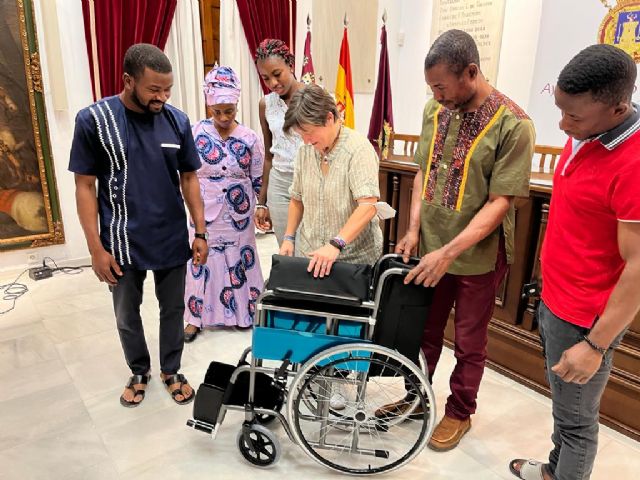 El Ayuntamiento colaborará con la Asociación de Ghaneses de Lorca para el envío de 15 sillas de ruedas a Ghana - 2, Foto 2