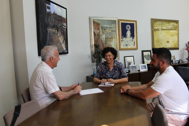 El Ayuntamiento y el grupo de Coros y Danzas 'Virgen del Rosario' renuevan el convenio de colaboración - 3, Foto 3