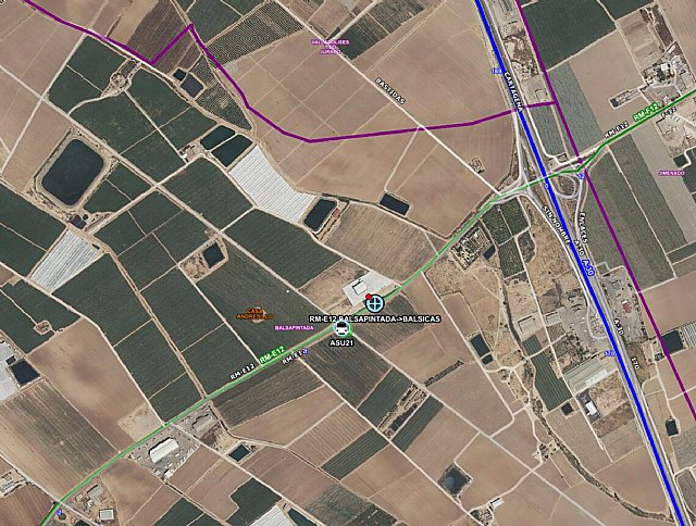 Servicios de emergencias atienden y trasladan al hospital a un hombre herido en la colisión de dos camiones en Balsapintada - 1, Foto 1