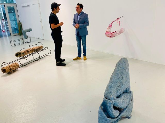 El Centro Párraga muestra las esculturas hechas a partir de capas y de moldes de objetos indumentarios de Víctor Ortuño - 1, Foto 1