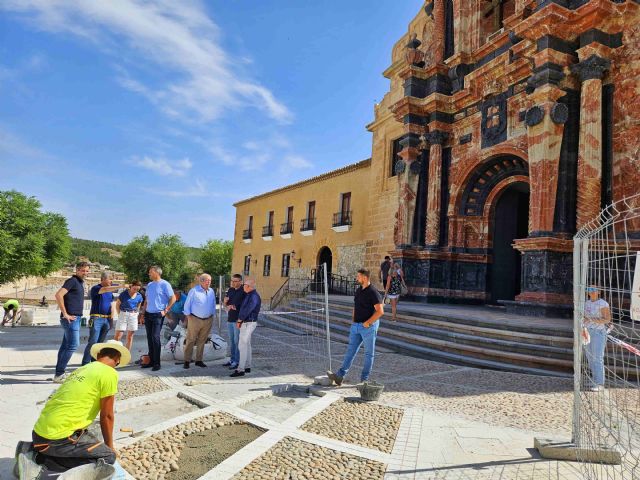 El pavimento de la explanada del Castillo de Caravaca emplea tres tipos de piedra natural, con un diseño radial que realza la Basílica - 1, Foto 1