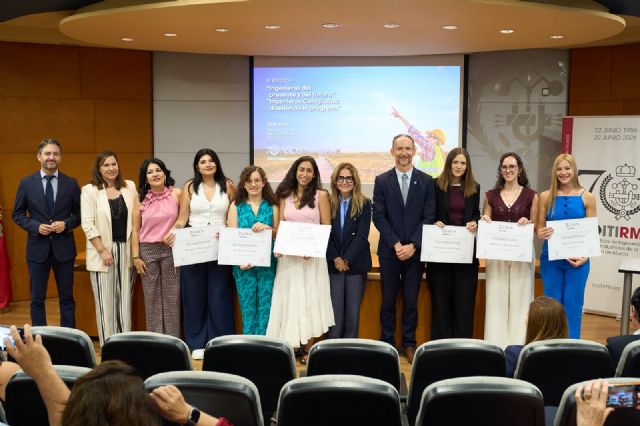 El COITIRM entrega su Insignia de Oro a la ingeniera premiada por la NASA Mar�a Jes�s Puerta y presenta el I Bar�metro de la Mujer Ingeniera, Foto 3