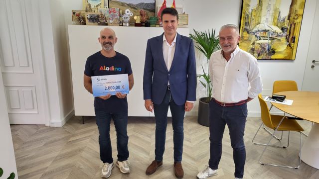 Sercomosa entrega una donación solidaria a la Fundación Aladina, gracias a una rifa navide&ntilde;a celebrada entre el personal de la empresa - 2, Foto 2