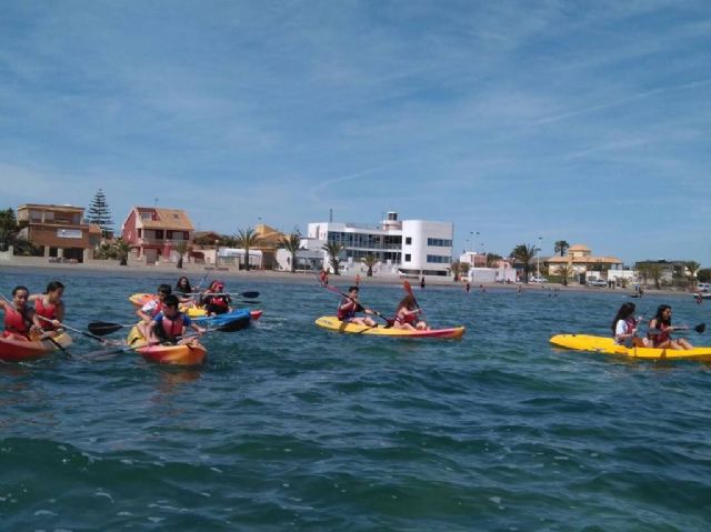 Más de 5.400 estudiantes de la Región se benefician de descuentos para practicar deportes náuticos en el Mar Menor - 2, Foto 2