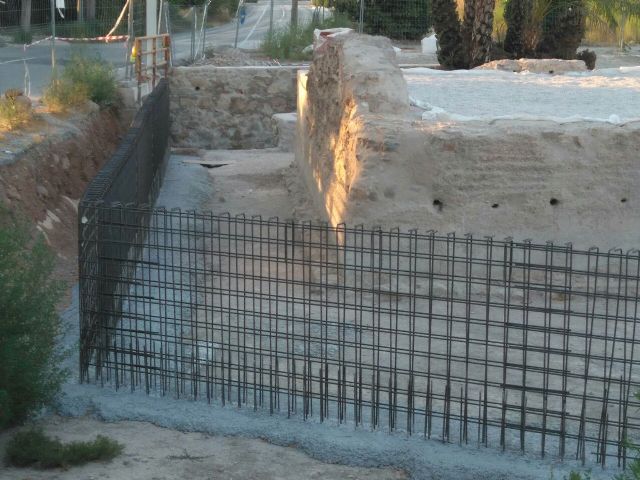 Huermur denuncia que van a encajonar entre muros de hormigón la torre islámica de Zarandona - 1, Foto 1