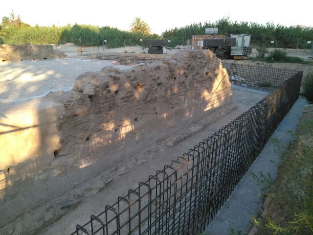 Huermur denuncia que van a encajonar entre muros de hormigón la torre islámica de Zarandona - 5, Foto 5