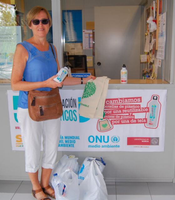 La campaña 'Sin Contaminación Por Plásticos' logra reunir cerca de 6000 botellas y 9000 bolsas desechables en la UMU - 1, Foto 1