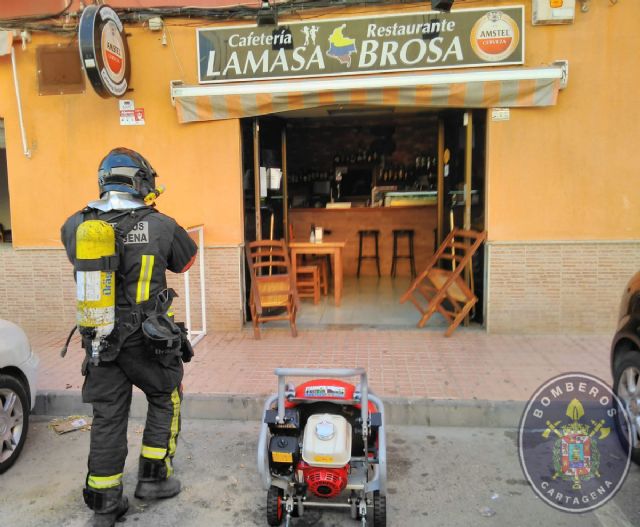 Bomberos de Cartagena sofocan un pequeño incendio en un bar en la Barriada de San Ginés - 1, Foto 1
