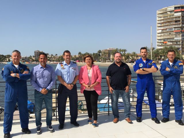 Acrobacias en el aire para festejar al Patrón en las fiestas de Santiago de la Ribera - 1, Foto 1